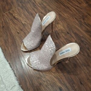 Ladies high heels shoes by Steve madden. Pink glitter trim in gold